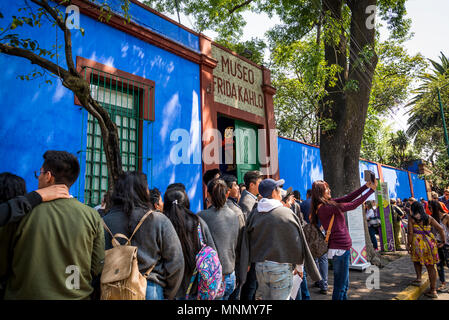 Queues in front of Frida Kahlo Museum, Coyoacan, Mexico City, Mexico Stock Photo