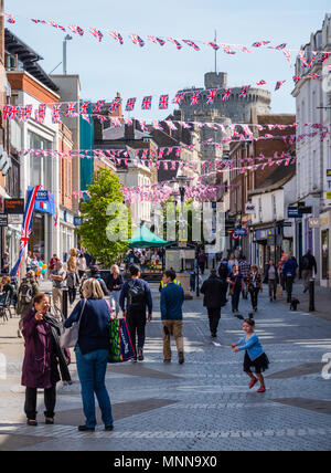 Crowds ,Peascode St, with Windsor Castle, Windsor, Berkshire, England, UK, GB. Stock Photo