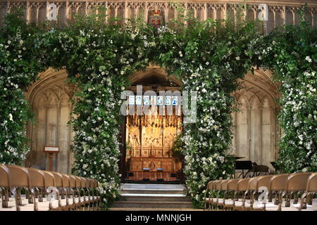Flowers adorn the front of the organ loft inside St George's Chapel at Windsor Castle for the wedding of Prince Harry to Meghan Markle. Stock Photo