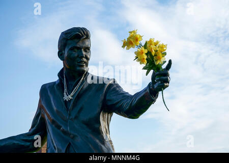 Close up of the Billy Fury statue holding a bunch of daffodils at the Albert Dock Liverpool UK Stock Photo