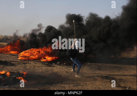 Khan Younis, Gaza Strip, Palestinian Territory. 18th May, 2018. Palestinian protesters gather during clashes with Israeli security froces in a tent city protest where Palestinians demand the right to return to their homeland and against U.S. embassy move to Jerusalem at the Israel-Gaza border, in Khan Younis in the southern Gaza Strip on May 18, 2018 Credit: Ashraf Amra/APA Images/ZUMA Wire/Alamy Live News Stock Photo