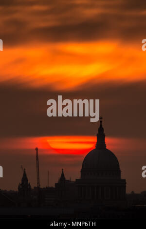 London, UK. 18th May, 2018. UK Weather: Dramatic evening sun sets behind St. Paul’s Cathedral. Credit: Guy Corbishley/Alamy Live News Stock Photo