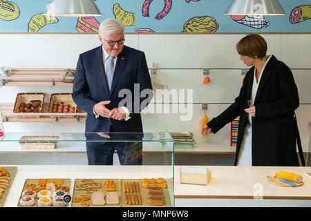 18 May 2018, Germany, Fuerth: German President Frank-Walter Steinmeier  signs the Golden Book of the city of Fuerth on the occasion of the opening  of the Ludwig-Erhard-Centre. Behind him are his wife