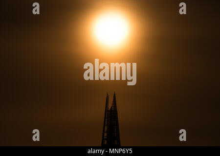 London, UK. 18th May, 2018. UK Weather: Dramatic evening sun setting over The Shard skyscraper building. Credit: Guy Corbishley/Alamy Live News Stock Photo