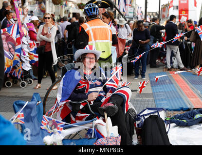 Windsor, Britain. 18th May, 2018. Royal fans are seen outside Windsor Castle one day before the Royal Wedding in Windsor, Britain, on May 18, 2018. Britain's Prince Harry and U.S. actress Meghan Markle's wedding will be held on May 19 at St George's Chapel in Windsor Castle. Credit: Han Yan/Xinhua/Alamy Live News Stock Photo