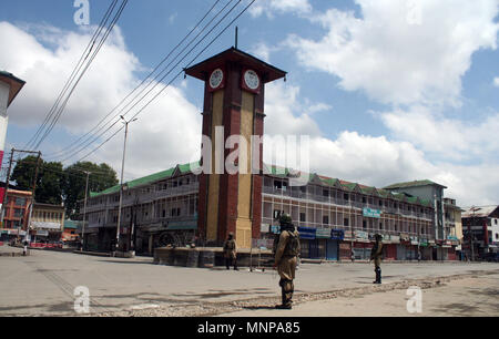Srinagar, Kashmir. 19th May, 2018. .Indian paramilitary troopers stands guard , during curfew like Restrictions in Parts of valley.The JRL had given a call for a march to Lal Chowk, to protest against the ModiÕs  visit.on PM Modi arrives in Jammu and  on day-long visit.This is his second visit to Leh, a Himalayan town sharing border with Pakistan and China and located 450 km north of the stateÕs summer capital city of Srinagar.©Sofi Suhail/Alamy Live News Stock Photo