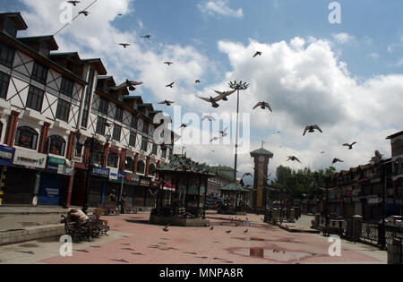 Srinagar, Kashmir. 19th May, 2018. .Indian paramilitary troopers stands guard , during curfew like Restrictions in Parts of valley.The JRL had given a call for a march to Lal Chowk, to protest against the ModiÕs  visit.on PM Modi arrives in Jammu and  on day-long visit.This is his second visit to Leh, a Himalayan town sharing border with Pakistan and China and located 450 km north of the stateÕs summer capital city of Srinagar.©Sofi Suhail/Alamy Live News Stock Photo