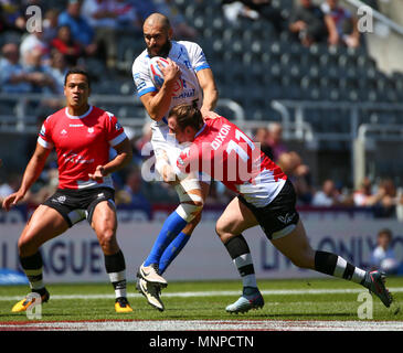 St James Park, Newcastle, UK. 19th May, 2018. Dacia Magic Weekend of Rugby League; Toronto Wolfpack versus Toulouse Olympique X111; Jonathon Ford of Toulouse Olympique XIII is tackled by Andrew Dixon of Toronto Wolfpack Credit: Action Plus Sports/Alamy Live News Stock Photo