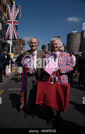 Windsor, UK, 19 May 2018. A couple ready to celebrate the Royal Wedding of Harry and Meghan in Windsor, London. Photo date: Saturday, May 19, 2018. Photo: Roger Garfield/Alamy Stock Photo