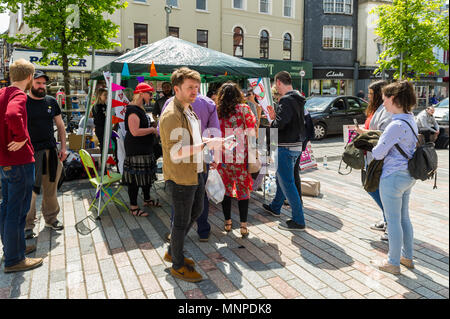 Cork, Ireland. 19th May, 2018. With just under a week to go before the Abortion Referendum in Ireland, Political Party 'People Before Profit' ran an information stall in Cork city today, urging people to vote 'Yes'. Credit: Andy Gibson/Alamy Live News. Stock Photo