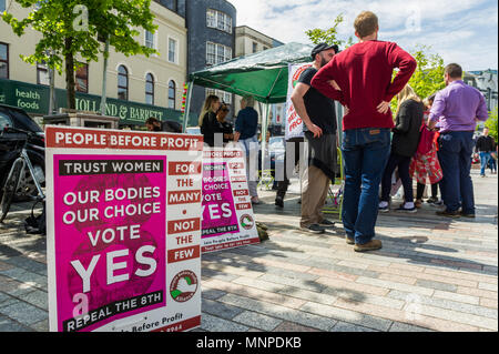 Cork, Ireland. 19th May, 2018. With just under a week to go before the Abortion Referendum in Ireland, Political Party 'People Before Profit' ran an information stall in Cork city today, urging people to vote 'Yes'. Credit: Andy Gibson/Alamy Live News. Stock Photo