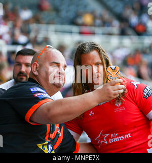 St James Park, Newcastle, UK. 19th May, 2018. Dacia Magic Weekend of Rugby League; Toronto Wolfpack versus Toulouse Olympique X111; Ashton Sims of Toronto Wolfpack poses for a photo with a fan after the match Credit: Action Plus Sports/Alamy Live News Stock Photo