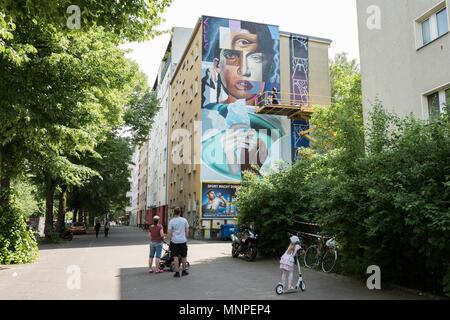 19 May 2018, Germany, Berlin: A mural by Elle at the facade of the Wiener Strasse 42 in the course of the 'Berlin Mural Fest' (lit. Berlin Mural Festival). More than 100 street art artists from Berlin and all over the world spray, paint and paste up 30 facades all over town. Thereby, a more than 10.000 square metre big artwork will develop, which is to remain permanently. Photo: Jörg Carstensen/dpa Stock Photo