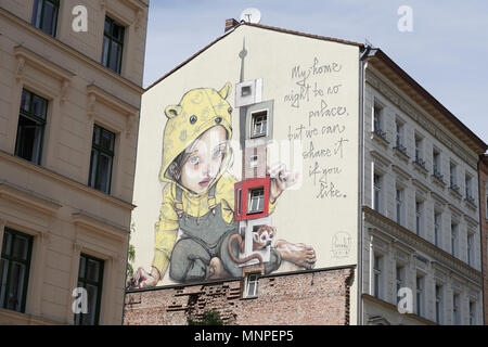 19 May 2018, Germany, Berlin: A mural was created by the artist duo Herakut at the facade of the Hausfassade Luckauer Strasse 14 in the course of the 'Berlin Mural Fest' (lit. Berlin Mural Festival). More than 100 street art artists from Berlin and all over the world spray, paint and paste up 30 facades all over town. Thereby, a more than 10.000 square metre big artwork will develop, which is to remain permanently. Photo: Jörg Carstensen/dpa Stock Photo