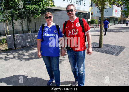 London, UK. 19th May 2018. Man U and Chelsea couple at the FA Cup Credit: Alex Cavendish/Alamy Live News Stock Photo