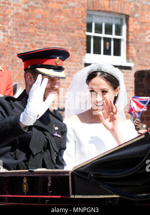 Windsor, UK, 19 May 2018. Prince Harry and Meghan Markle, Duke and Duchess of Sussex, drive in a coach from the St George's Chapel to the St. George's Hall in Winsdor, on May 19, 2018, after their Royal Wedding Photo: Albert Nieboer/Netherlands OUT/Point De Vue OUT · NO WIRE SERVICE · Photo: Albert Nieboer/Royal Press Europe/RPE Stock Photo
