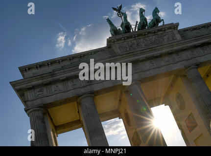 Berlin, Germany. 14th May, 2018. 14 May 2018, Germany, Berlin: Sun shines through the Brandenburg Gate. Credit: Britta Pedersen/dpa-Zentralbild/dpa/Alamy Live News Stock Photo