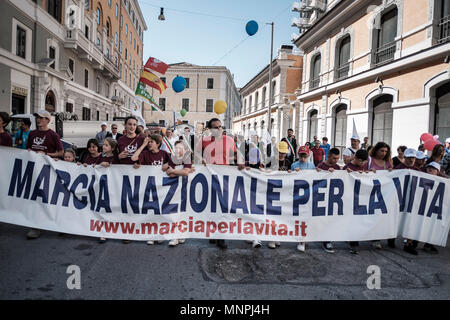 Rome, Italy. 19th May, 2018. Thousands of pro-life and anti-abortion demonstrators gathered for the annual 'March for Life' to protest against abortion and euthanasia and to proclaim the universal value of the right to life. Credit: Giuseppe Ciccia/Alamy Live News Stock Photo