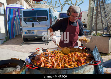 Street market, man sells Paella with prawns, La Ciotat, Bouches-du-Rhone, Provence-Alpes-Côte d’Azur, South France, France, Europe Stock Photo