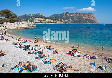 Bathing beach and Cap Canaille at Cassis, Bouches-du-Rhone, Provence-Alpes-Côte d’Azur, South France, France, Europe Stock Photo