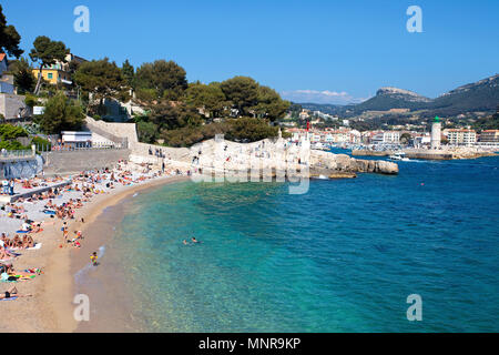 Bathing beach and harbour of Cassis, Bouches-du-Rhone, Provence-Alpes-Côte d’Azur, South France, France, Europe Stock Photo