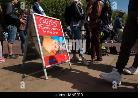 A sign warns of thieves outside Buckingham Palace - caution, thieves operate in this area Stock Photo