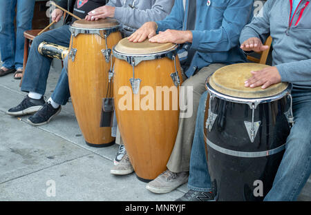 Artistes de carrer mexicans tocant la bateriaArtistes de carrer mexicans tocant la bateria  