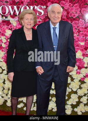 Garry Marshall - director, wife Barbara  at the Mother's Day Premiere at the TCL Chinese Theatre in Los Angeles. April 13, 2016.Garry Marshall - director, wife Barbara ------------- Red Carpet Event, Vertical, USA, Film Industry, Celebrities,  Photography, Bestof, Arts Culture and Entertainment, Topix Celebrities fashion /  Vertical, Best of, Event in Hollywood Life - California,  Red Carpet and backstage, USA, Film Industry, Celebrities,  movie celebrities, TV celebrities, Music celebrities, Photography, Bestof, Arts Culture and Entertainment,  Topix, vertical,  family from from the year , 20 Stock Photo