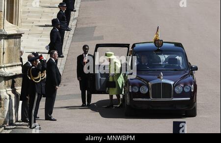 (180519) -- WINDSOR, mayo 19, 2018 (Xinhua) -- La reina Isabel II (c) de Reino Unido, llega al Castillo de Windsor para asistir a la boda real del prÃncipe Enrique y su prometida Meghan Markle, en Windsor, Reino Unido, el 19 de mayo de 2018.  Cordon Press Stock Photo