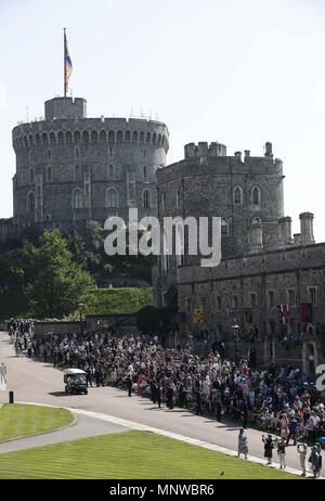 (180519) -- WINDSOR, mayo 19, 2018 (Xinhua) -- Invitados esperan en el Castillo de Windsor para la boda real del prÃncipe Enrique y su prometida Meghan Markle, en Windsor, Reino Unido, el 19 de mayo de 2018.  Cordon Press Stock Photo