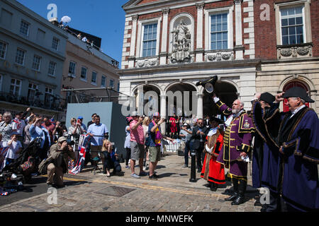 Windsor, UK. 19th May, 2018. Chris Brown, Official Town Crier of the Royal Borough of Windsor and Maidenhead, proclaims the wedding of Prince Harry and Meghan Markle outside the Guildhall prior to the carriage procession. Credit: Mark Kerrison/Alamy Live News Stock Photo