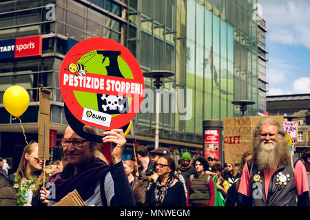 Hamburg, Germany. 19th May, 2018. Hundreds at the March against Monsanto in Hamburg.Hundreds of protesters took part in the March Against Monsanto in Hamburg. The MARCH AGAINST MONSANTO is the world's largest protest march against Monsanto around the world. Since 2013, hundreds of cities have been protesting at every year against the destructive industry of Monsanto & Co. Corporations like Monsanto are trying to gain complete control of our food through seed patents. Credit: Lorena De La Cuesta/SOPA Images/ZUMA Wire/Alamy Live News Stock Photo