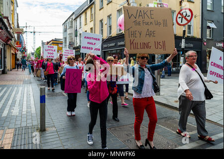 Cork, Ireland. 19th May, 2018. Between 500-800 men, women and children marched in Cork today in protest at the alleged Government and HSE cover-up of misdiagnosed cervical checks. A total of 18 women have died due to misdiagnosis, with many others facing the same fate. Credit: Andy Gibson/Alamy Live News. Stock Photo