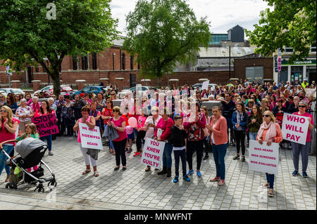 Cork, Ireland. 19th May, 2018. Between 500-800 men, women and children marched in Cork today in protest at the alleged Government and HSE cover-up of misdiagnosed cervical checks. A total of 18 women have died due to misdiagnosis, with many others facing the same fate. Credit: Andy Gibson/Alamy Live News. Stock Photo