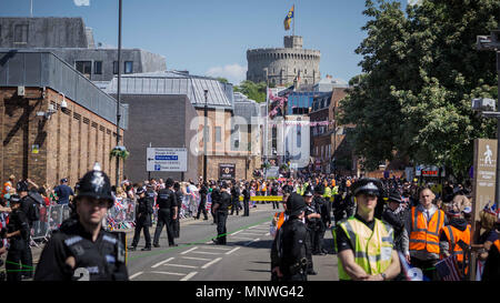 Windsor, UK. 19th May, 2018. A general view of the preocession route during the wedding ceremony.Prince Henry Charles Albert David of Wales marries Ms. Meghan Markle in a service at St George's Chapel inside the grounds of Windsor Castle. Credit: Ioannis Alexopoulos/SOPA Images/ZUMA Wire/Alamy Live News Stock Photo