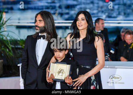 Cannes, France. 19th May, 2018. Lebanese director Nadine Labaki (R) of the film 'Capharnaum' which was awarded the Jury Prize poses during a photocall at the 71st Cannes International Film Festival in Cannes, France, on May 19, 2018. The 71st Cannes Film Festival closed on Saturday. Credit: Chen Yichen/Xinhua/Alamy Live News Stock Photo