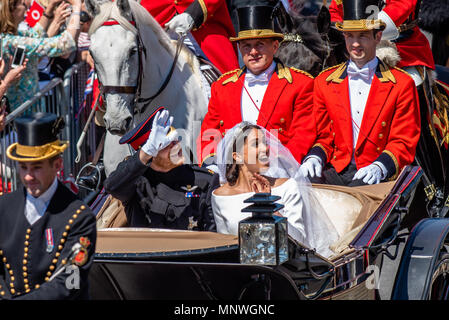 Windsor, UK. 20th May 2018. HRH Prince Harry & Meghan Markle Royal wedding in Windsor Castle. In the Ascot Landau horse drawn carriage, pulled by 2 Windsor Grey horses through the streets of Windsor filled with thousands of well-wishers. Enjoyed the procession waving to the crowds before heading up The Long Walk back into Windsor Castle 19th May 2018 Credit: IAN SKELTON/Alamy Live News Stock Photo