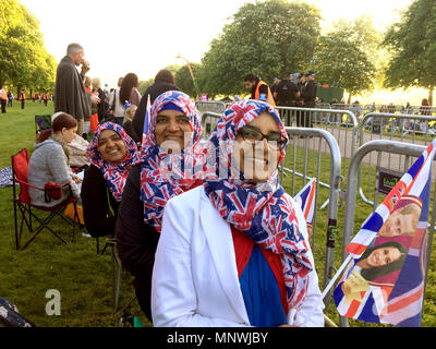 Windsor, UK. 19th May 2018.  Farkhanda Ahmed (R) with her mother (C) and her cousin stand at the Long Walk. All three women have saved a spot since the early morning to watch the Royal Wedding of Prince Harry and Meghan Markle. Photo: Christoph Meyer/dpa Credit: dpa picture alliance/Alamy Live News Credit: dpa picture alliance/Alamy Live News Stock Photo