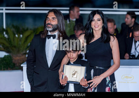 Cannes, France. 19th May 2018. Lebanese director and actress Nadine Labaki, her husband and Syrian actor Zain al-Rafeea pose with the trophy during the 71st annual Cannes Film Festival at Palais des Festivals on May 19, 2018 in Cannes, France Credit: BTWImages/Alamy Live News Stock Photo