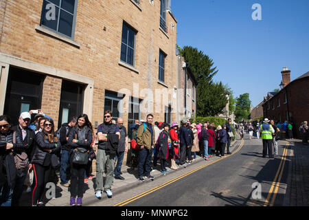 Windsor, UK. 20th May, 2018. Visitors queue for access to Windsor Castle and St George's Chapel following yesterday's wedding of the Duke and Duchess of Sussex, formerly known as Prince Harry and Meghan Markle. Credit: Mark Kerrison/Alamy Live News Stock Photo