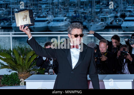 CANNES, FRANCE - MAY 19: Director Pawel Pawlikowski poses with the Best Director award for 'Cold War' (Zimna Wojna) at the photocall the Palme D'Or Winner during the 71st annual Cannes Film Festival at Palais des Festivals on May 19, 2018 in Cannes, France Credit: BTWImages/Alamy Live News Live News Stock Photo