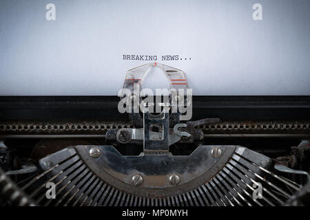 The phrase Breaking News typed on an old Typewriter Stock Photo