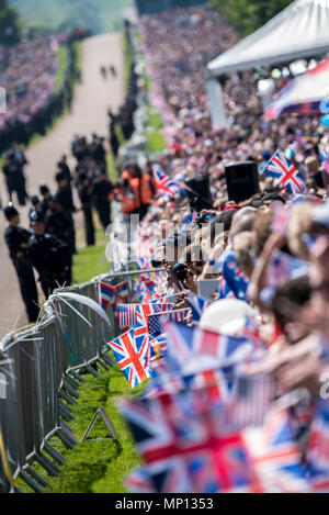 19 May 2018 - 100,000 people waiting on the Long Walk for the royal wedding procession of Prince Harry and Meghan Markle hold flags of the two countries; the union flag and the US flag. Stock Photo