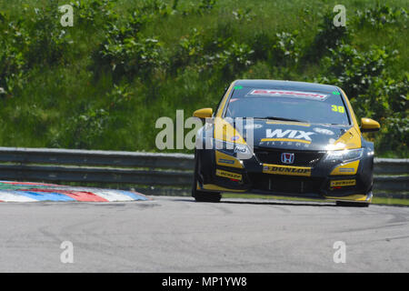 Andover, Hampshire, UK. 20th May, 2018. Brett Smith (Eurotech Racing) racing at Thruxton Race Circuit during the Dunlop MSA British Touring Car Championship at Thruxton Race Circuit, Andover, Hampshire, United Kingdom. With the highest average speed of any track visited by the BTCC, Thruxton's 2.4 mile circuit provides some of the biggest thrills and spills in motor sport and has earned a reputation of being a true driver's track. Credit: Michael Preston/Alamy Live News Stock Photo