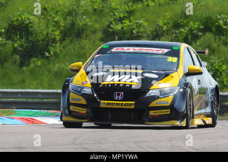 Andover, Hampshire, UK. 20th May, 2018. Brett Smith (Eurotech Racing) racing at Thruxton Race Circuit during the Dunlop MSA British Touring Car Championship at Thruxton Race Circuit, Andover, Hampshire, United Kingdom. With the highest average speed of any track visited by the BTCC, Thruxton's 2.4 mile circuit provides some of the biggest thrills and spills in motor sport and has earned a reputation of being a true driver's track. Credit: Michael Preston/Alamy Live News Stock Photo