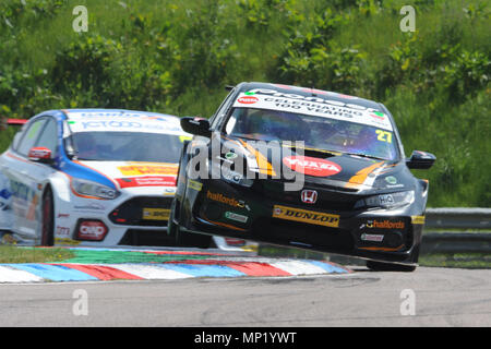 Andover, Hampshire, UK. 20th May, 2018. Matt Neal (Halfords Yuasa Racing), closely followed by Sam Tordoff (Team GardX Racing/Motorbase), racing at Thruxton Race Circuit during the Dunlop MSA British Touring Car Championship at Thruxton Race Circuit, Andover, Hampshire, United Kingdom. With the highest average speed of any track visited by the BTCC, Thruxton's 2.4 mile circuit provides some of the biggest thrills and spills in motor sport and has earned a reputation of being a true driver's track. Credit: Michael Preston/Alamy Live News Stock Photo