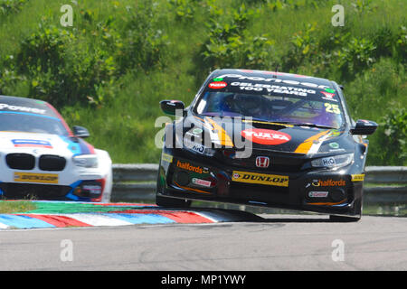 Andover, Hampshire, UK. 20th May, 2018. Matt Neal (Halfords Yuasa Racing) racing at Thruxton Race Circuit during the Dunlop MSA British Touring Car Championship at Thruxton Race Circuit, Andover, Hampshire, United Kingdom. With the highest average speed of any track visited by the BTCC, Thruxton's 2.4 mile circuit provides some of the biggest thrills and spills in motor sport and has earned a reputation of being a true driver's track. Credit: Michael Preston/Alamy Live News Stock Photo