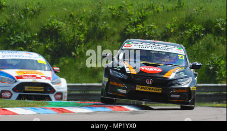 Andover, Hampshire, UK. 20th May, 2018. Matt Neal (Halfords Yuasa Racing), closely followed by Sam Tordoff (Team GardX Racing/Motorbase), racing at Thruxton Race Circuit during the Dunlop MSA British Touring Car Championship at Thruxton Race Circuit, Andover, Hampshire, United Kingdom. With the highest average speed of any track visited by the BTCC, Thruxton's 2.4 mile circuit provides some of the biggest thrills and spills in motor sport and has earned a reputation of being a true driver's track. Credit: Michael Preston/Alamy Live News Stock Photo