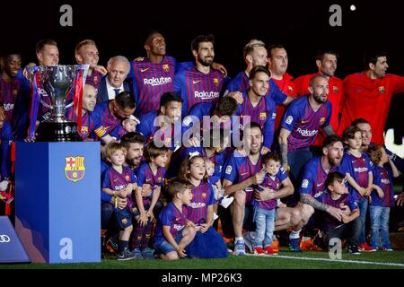 Barcelona, Spain. 20th May, 2018. FC Barcelona's players pose for photo after a Spanish league match between FC Barcelona and Real Sociedad in Barcelona, Spain, on May 20, 2018. Barcelona won 1-0. It was the last Spanish league match that Andres Iniesta played as team captain at the Camp Nou stadium. Credit: Joan Gosa/Xinhua/Alamy Live News Stock Photo