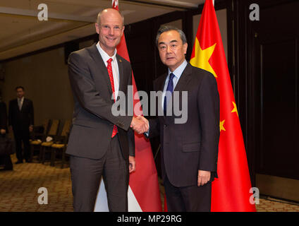 Buenos Aires, Argentina. 20th May, 2018. Chinese State Councilor and Foreign Minister Wang Yi (R) meets with Dutch Foreign Minister Stef Blok during the ministerial meeting of the Group of 20 in Buenos Aires, Argentina, May 20, 2018. Credit: Martin Zabala/Xinhua/Alamy Live News Stock Photo